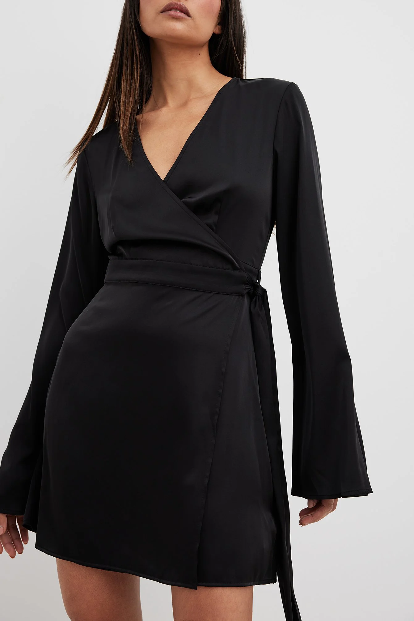 Fließendes Minikleid mit Bindegürtel