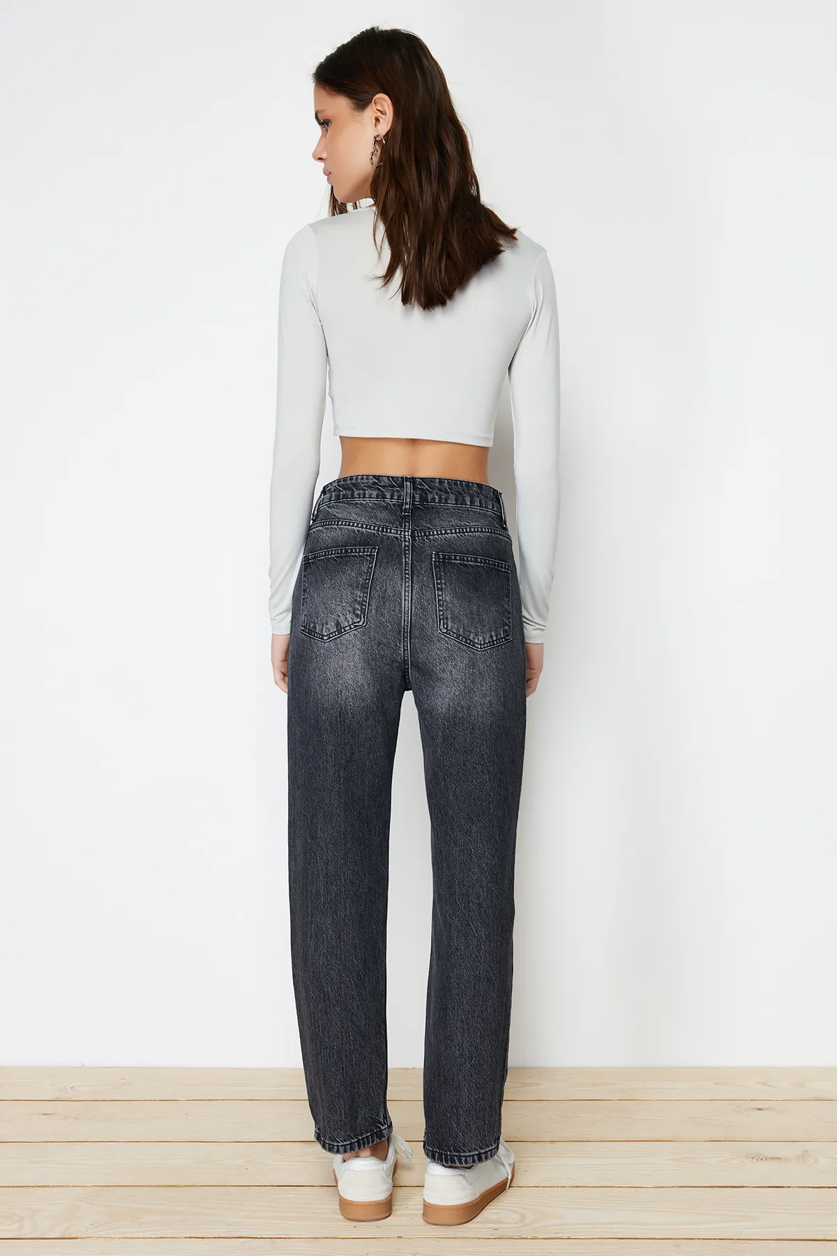 Trendyol Collection  Schwarze, gerade Jeans mit hoher Taille TWOAW24JE00061