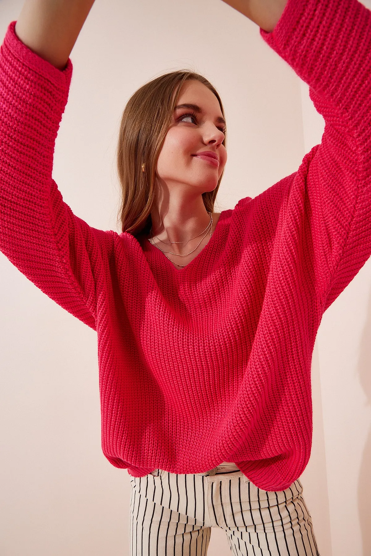Happiness İstanbul  Dunkelrosa Thessaloniki Strick-Sweatshirt mit V-Ausschnitt und Oversize-Strick für Damen ZA00059