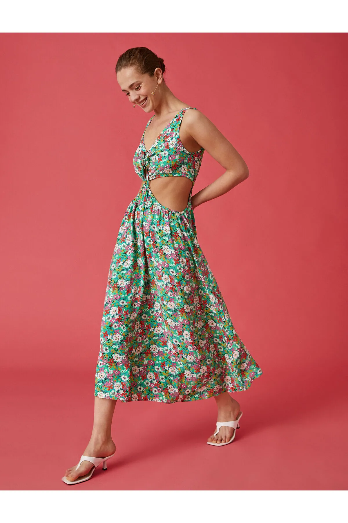 Koton  Langes Blumenkleid mit dicken Trägern und Fensterdetail