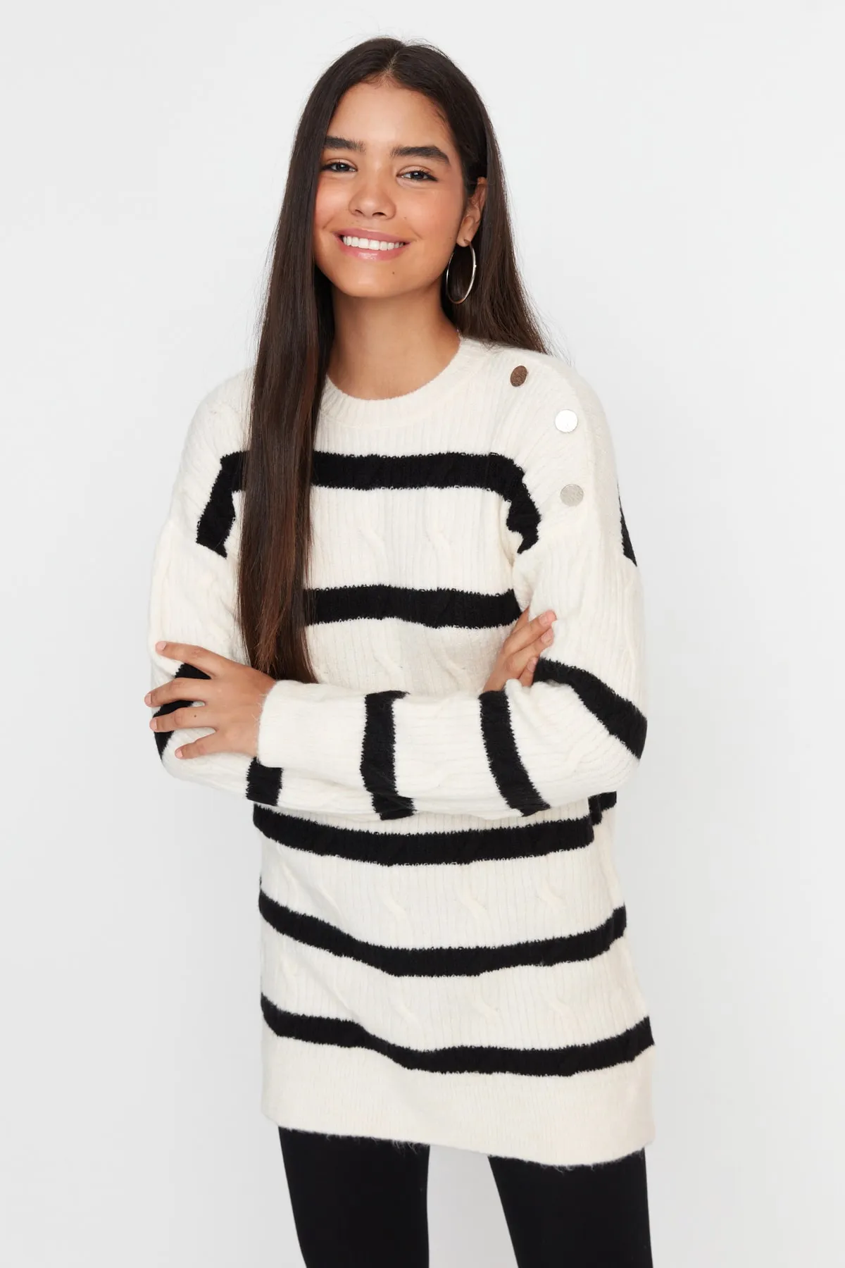 Trendyol Modest  Ecru gestreifter Strickpullover mit Knöpfen TCTAW23AK00063