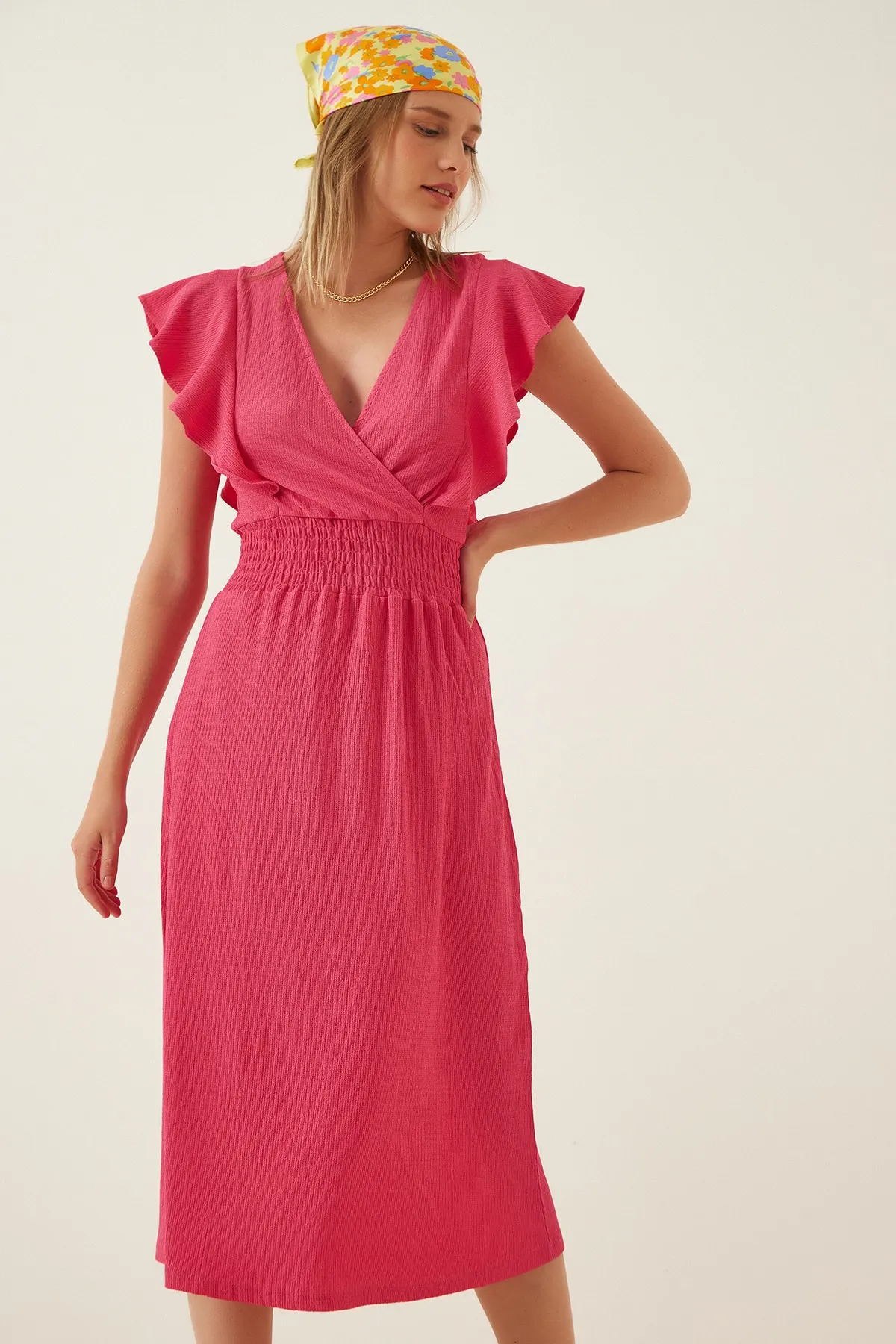 Happiness İstanbul  Strukturiertes Strickkleid mit Volant in Rosa für Damen CI00025