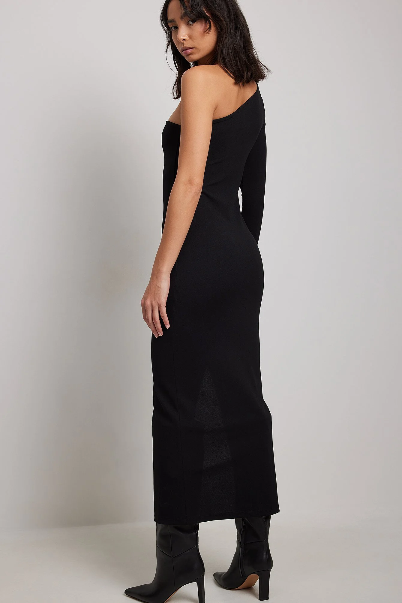Einarmiges Midikleid