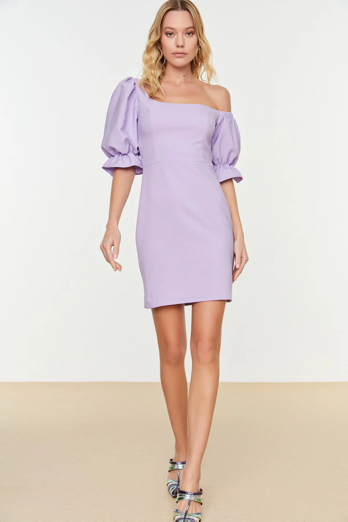 Trendyol Collection  Fliederfarbenes, figurbetontes, gefüttertes, elegantes Abendkleid aus Popeline TPRSS21EL2105