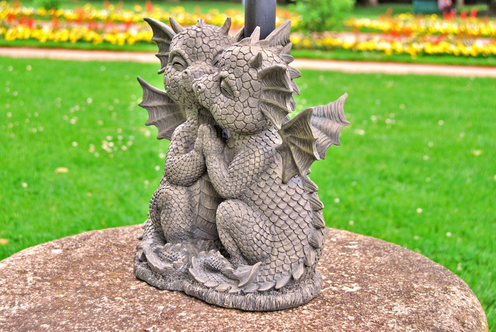 MystiCalls Gartenfigur Gartendrache - Modell Liebespaar mit Solar-Laterne