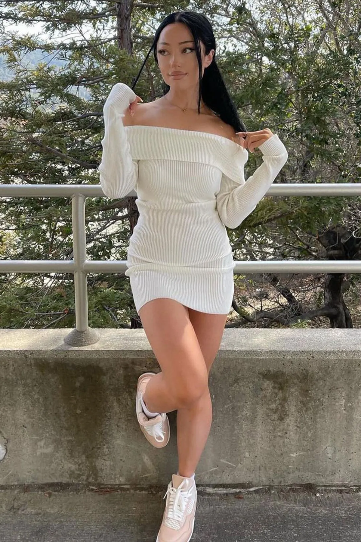 Madmext  Weißes Langarm-Minikleid mit Madonna-Kragen Mg1699