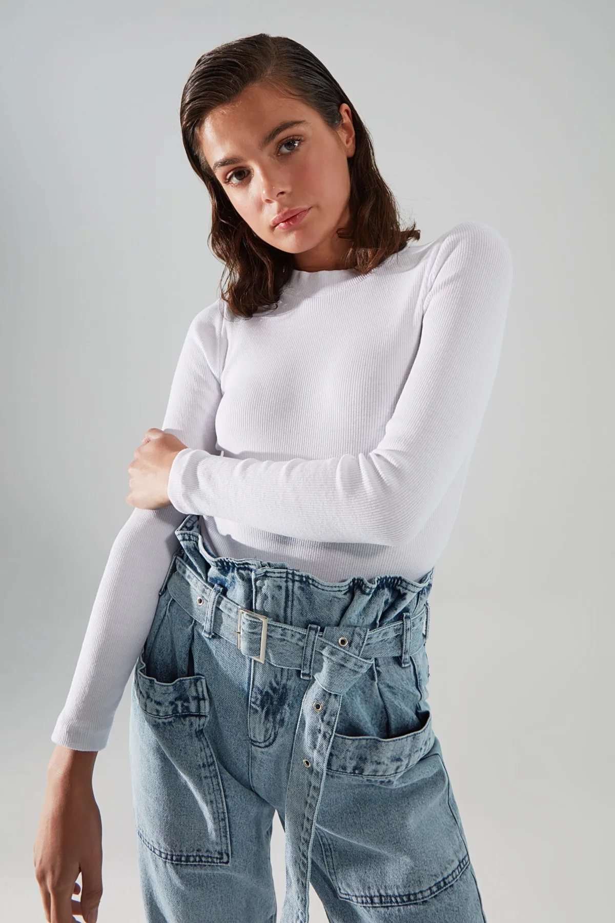Trendyol Collection  Weißer schmaler, gerippter Stretch-Strickbody mit Stehkragen und Druckknopf TWOAW20BD0011