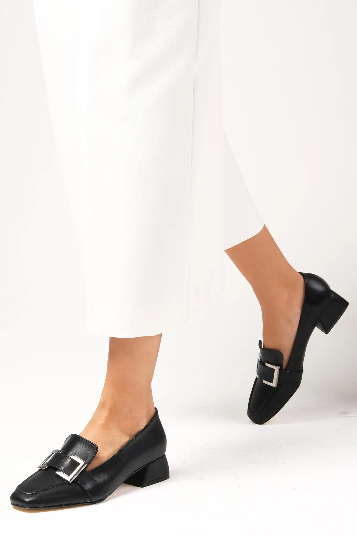 Mio Gusto  Betty Damen-Schuhe mit kurzem Absatz und stumpfer Zehenpartie in Schwarz mit Schnallenzubehör