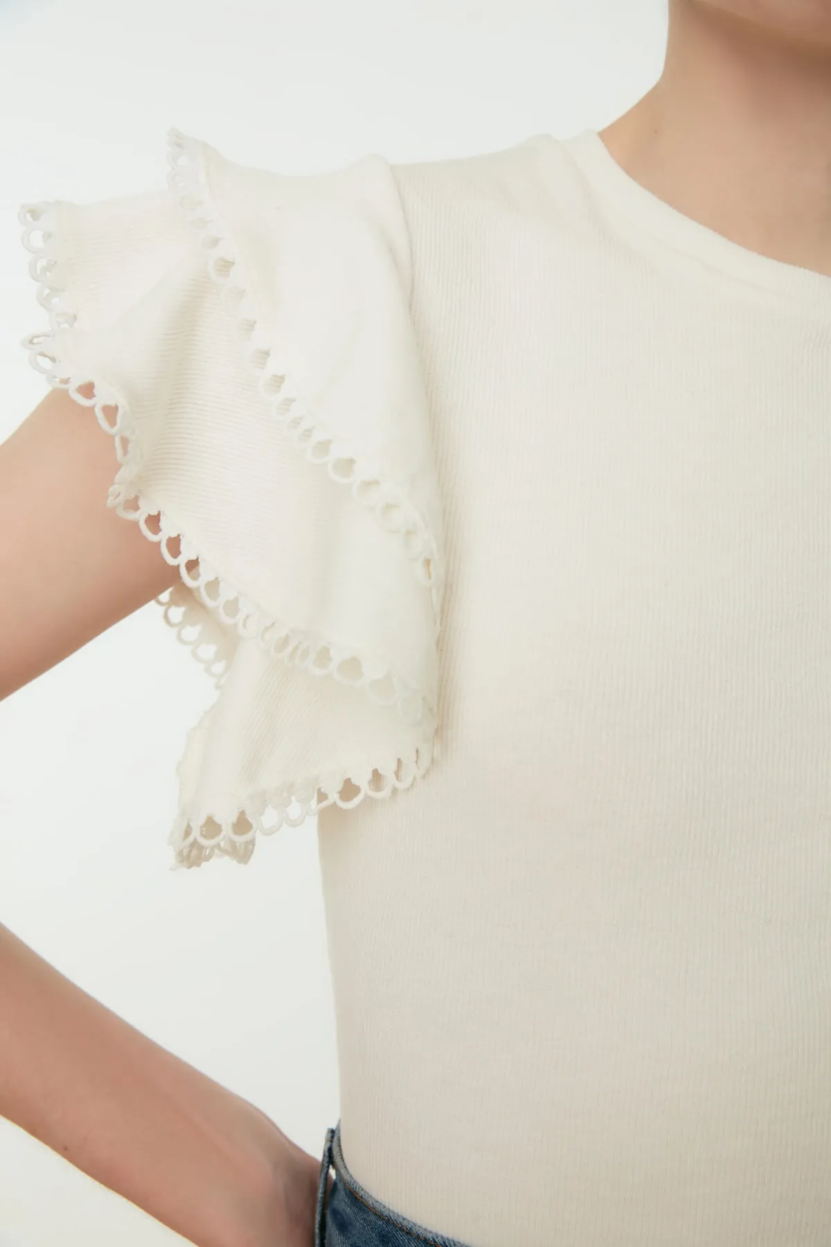 Trendyol Collection  Ecrufarbene Rüschen-Strickbluse TWOSS21BZ0736