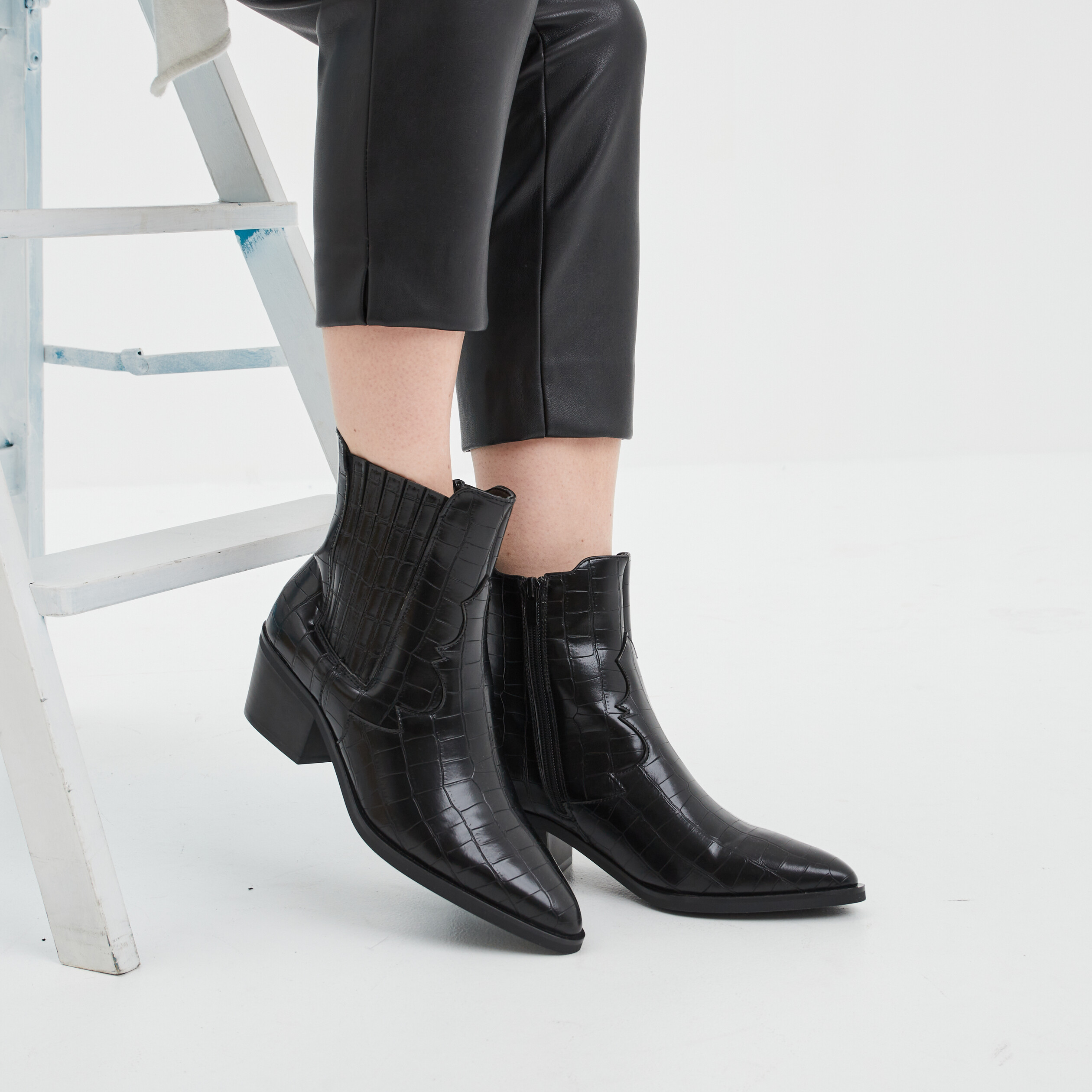 Bottines aspect croco à talons noir femme | La Halle