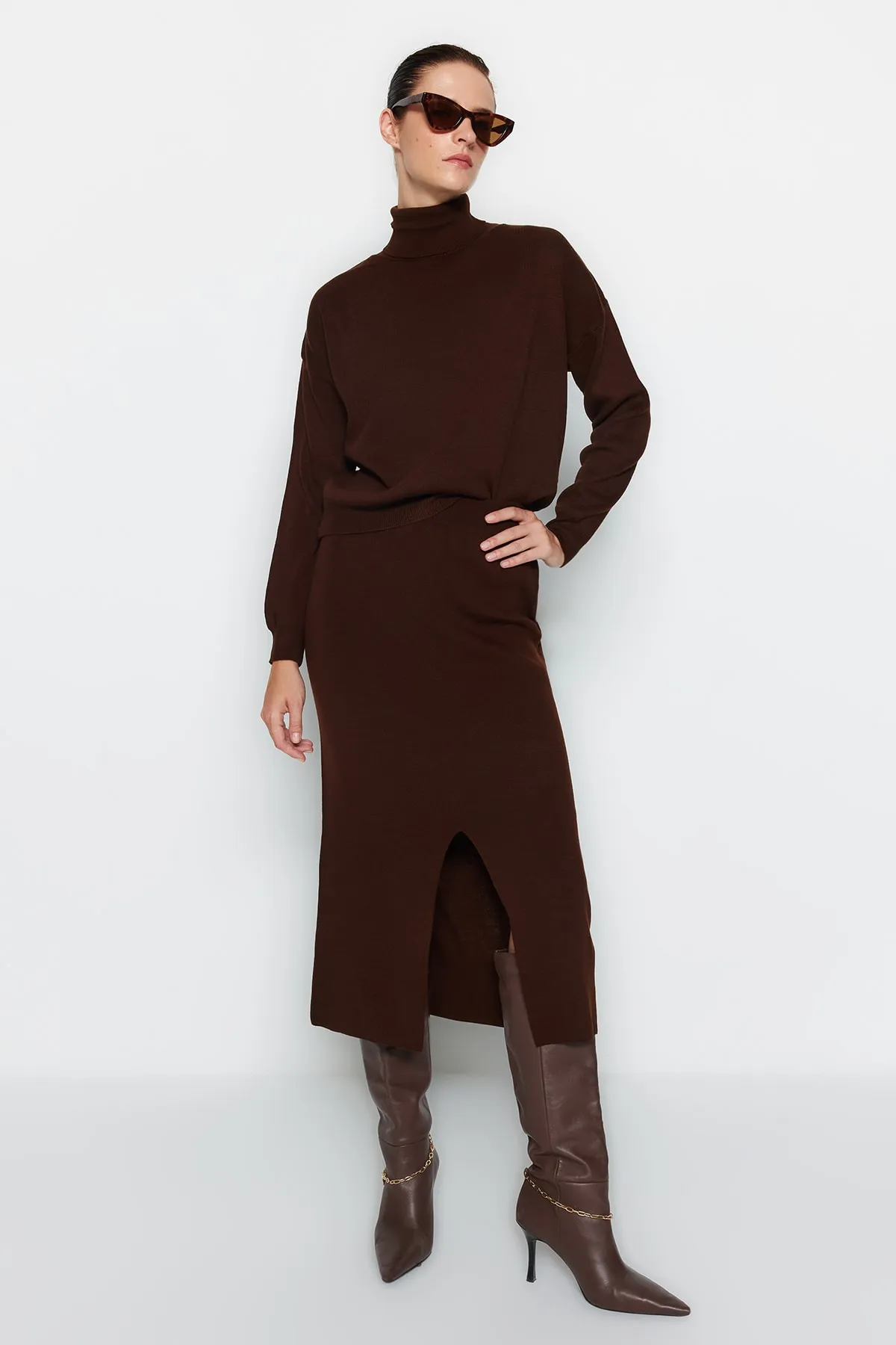 Trendyol Collection  Braunes Rollkragen-Strickoberteil und -Unterteil-Set TWOAW24AU00035
