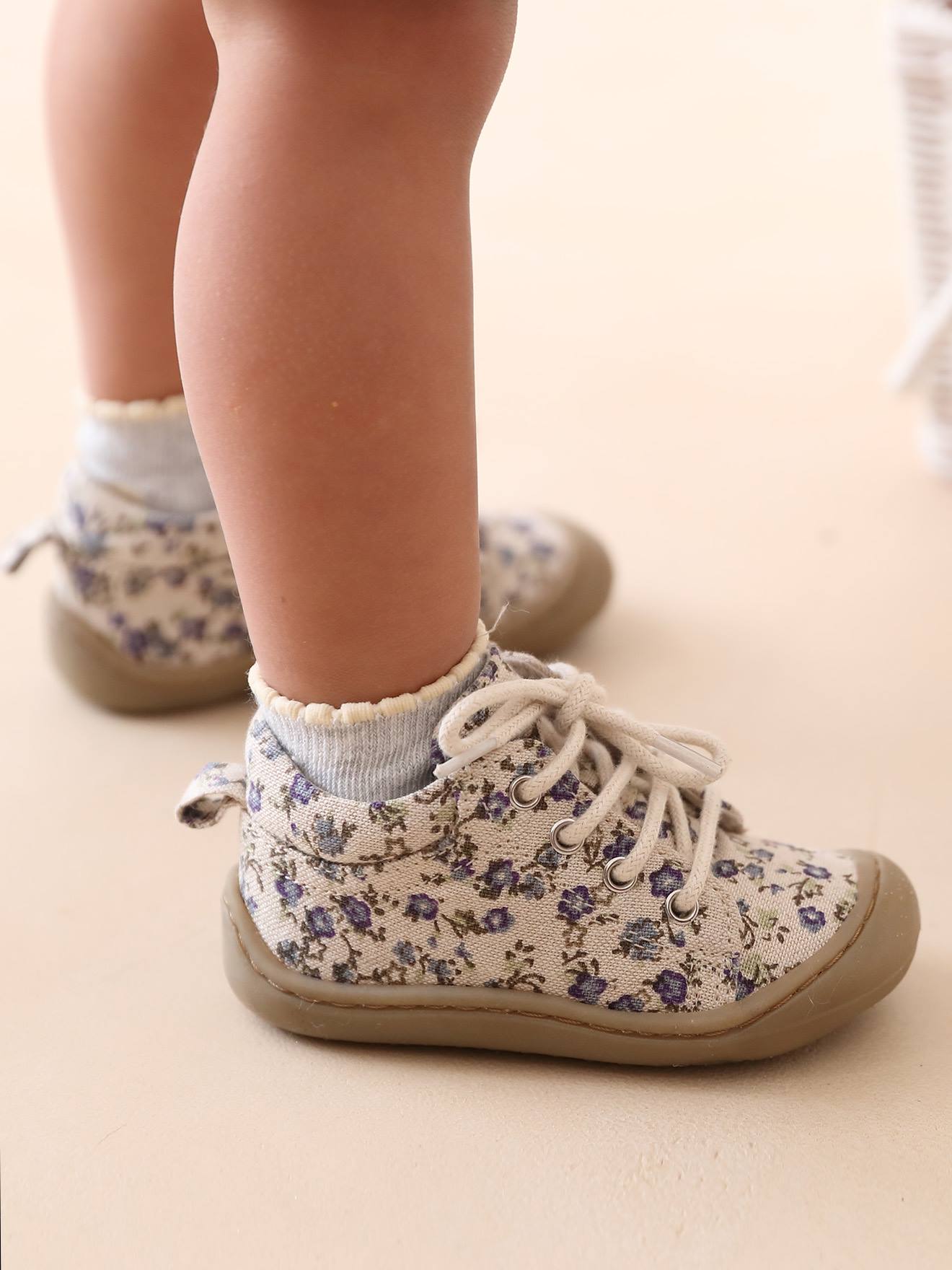 Bottillons lacés souples en toile bébé 4 pattes beige imprimé