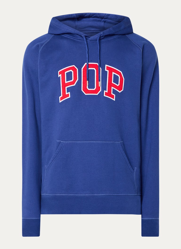 Pulover s kapuco Pop Trading Company z vezenim logotipom