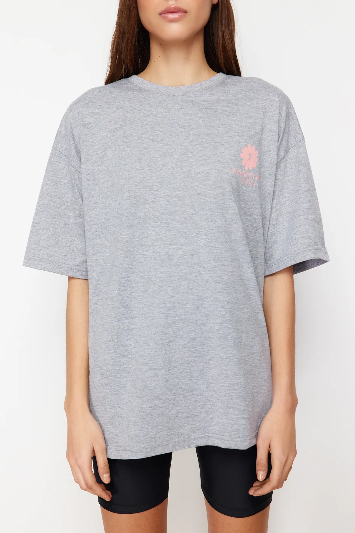 Trendyol Collection  Grau meliertes, hinten bedrucktes, übergroßes/weites Strick-T-Shirt mit Rundhalsausschnitt TWOSS23TS00321