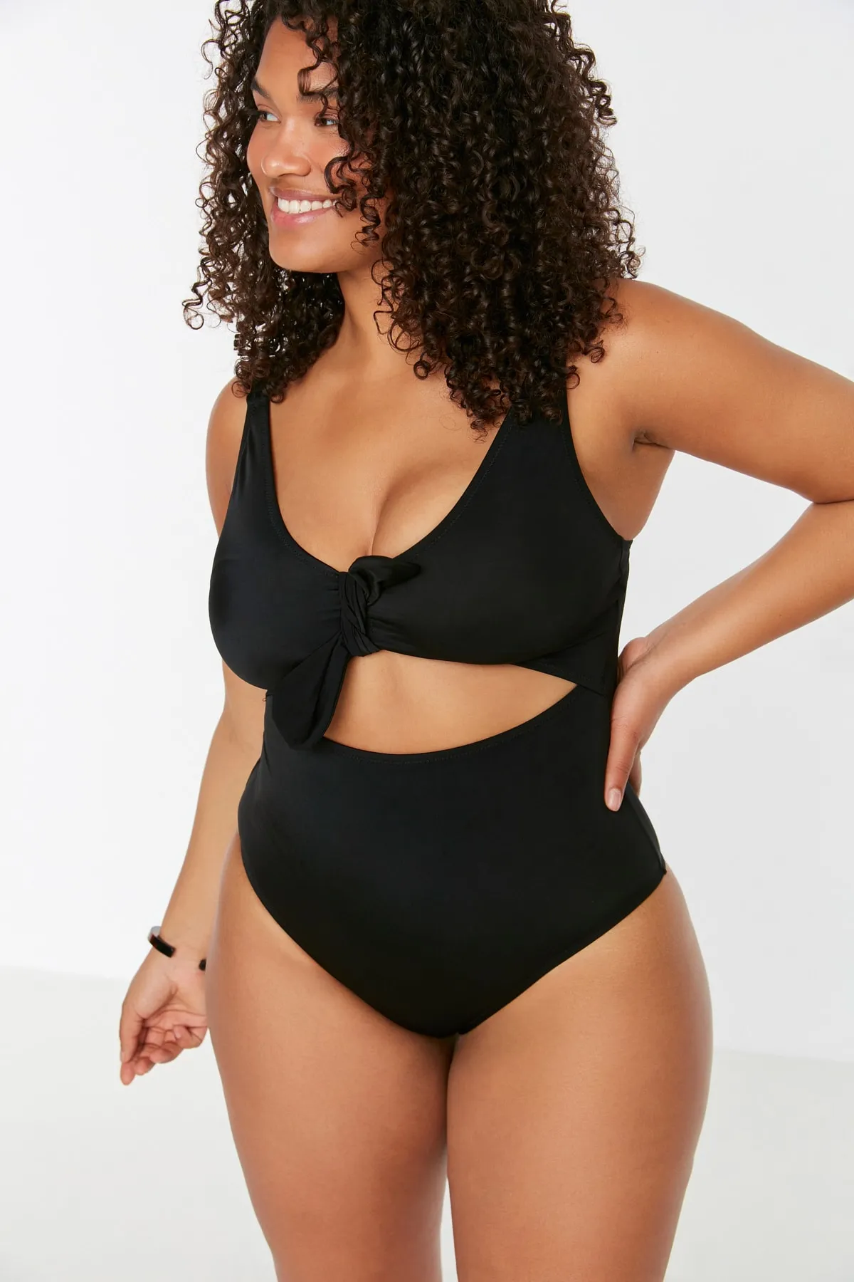 Trendyol Curve  Schwarzer Badeanzug mit tiefem V-Ausschnitt, Cut-Out und Überwurf zum Binden TBBSS22MA0302