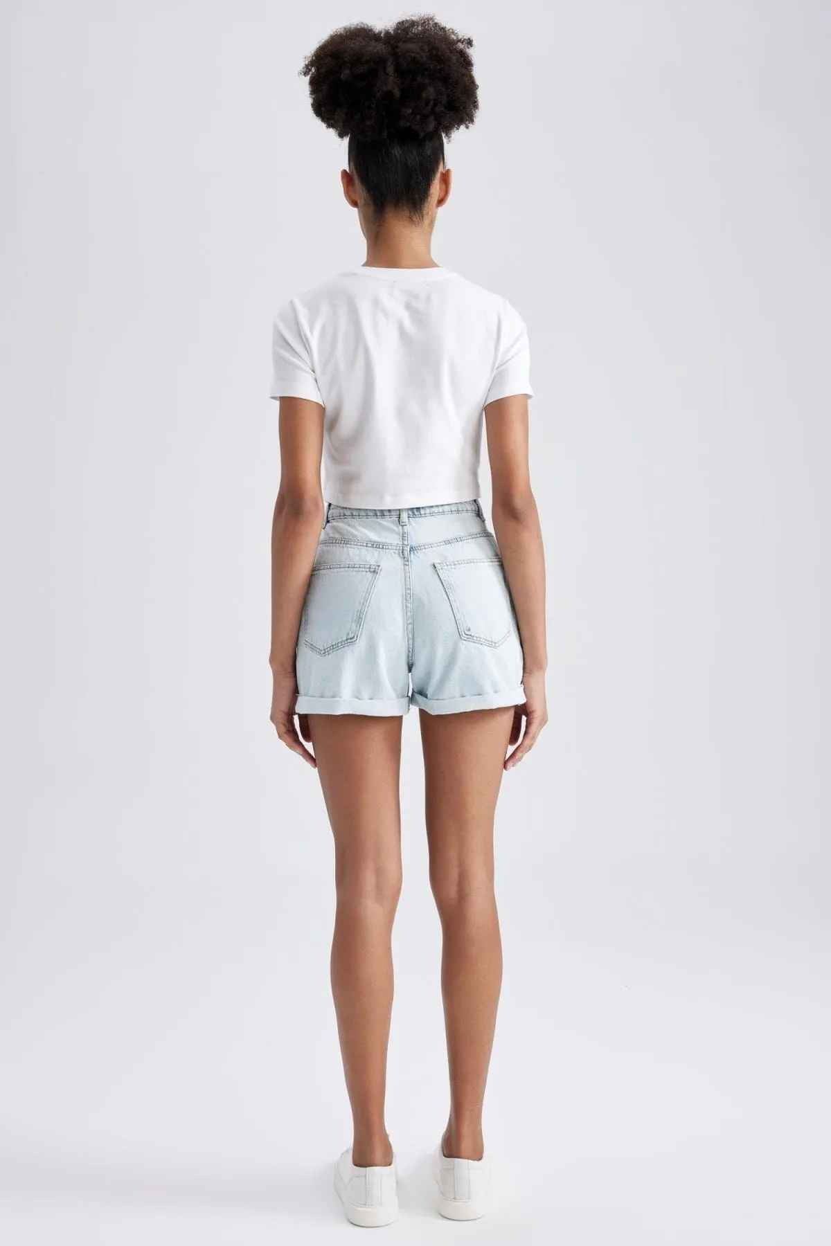 DeFacto  Mom Fit Jeans mit hoher Taille und umgeschlagenem Bein, 100 % Baumwolle, Shorts A2624ax23sm