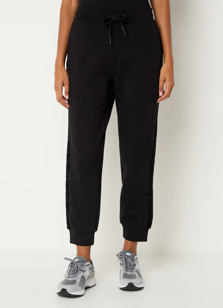 Pantaloni de trening cu talie înaltă și model conic pe picioare, decorați cu sigla Emporio Armani.