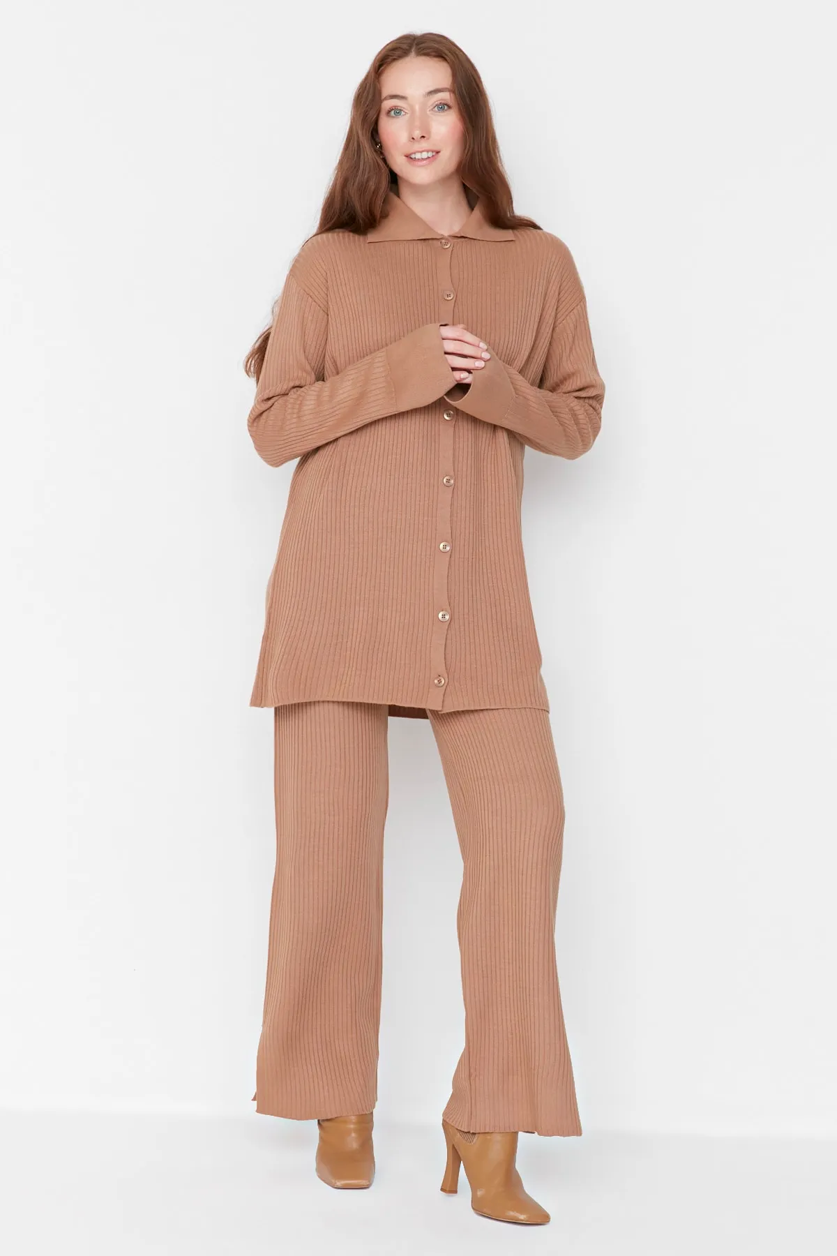 Trendyol Modest  Kamelfarbenes Strickset aus Cardigan und Hose mit Schlitzdetail TCTAW23US00028