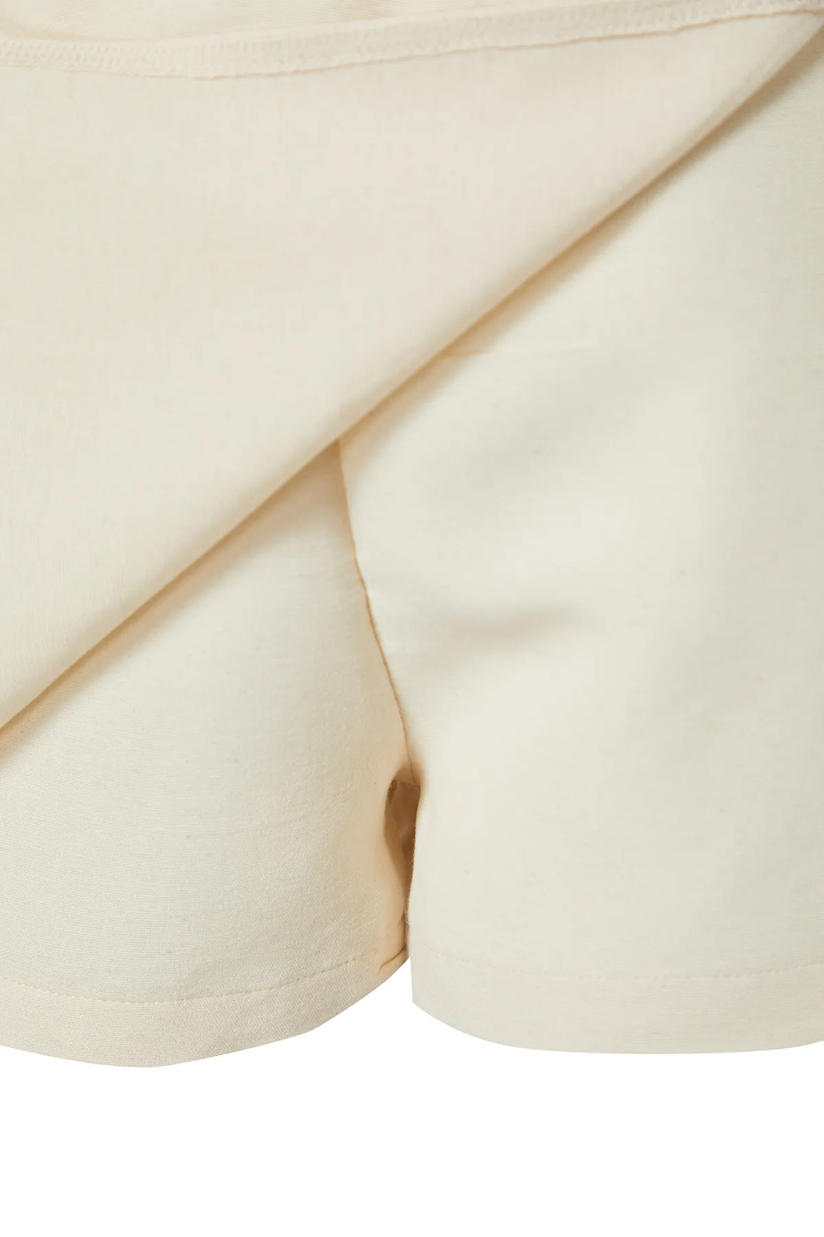 Trendyol Collection  Beige gewebtes Hemd-Shorts-Set aus Leinenmischung TBESS24AU00019