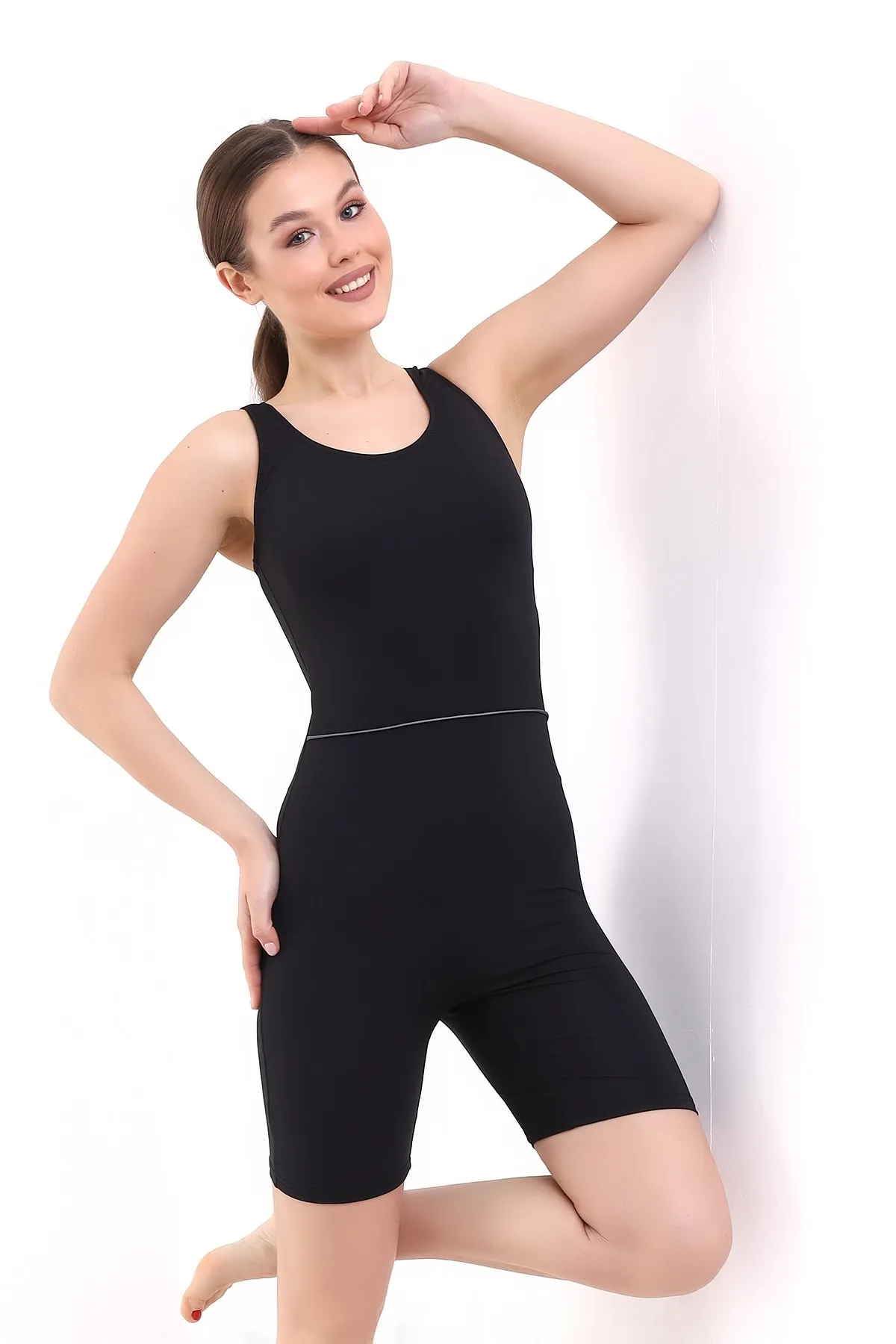 aykum  Damen-Schwimmbadeanzug mit langen Shorts und schwarzem Gurtband