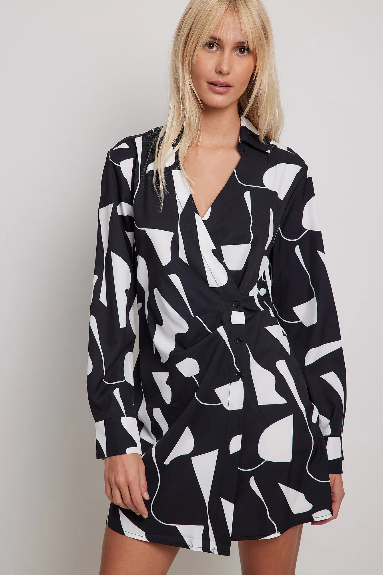 Überlappendes Minikleid mit Knopfleiste