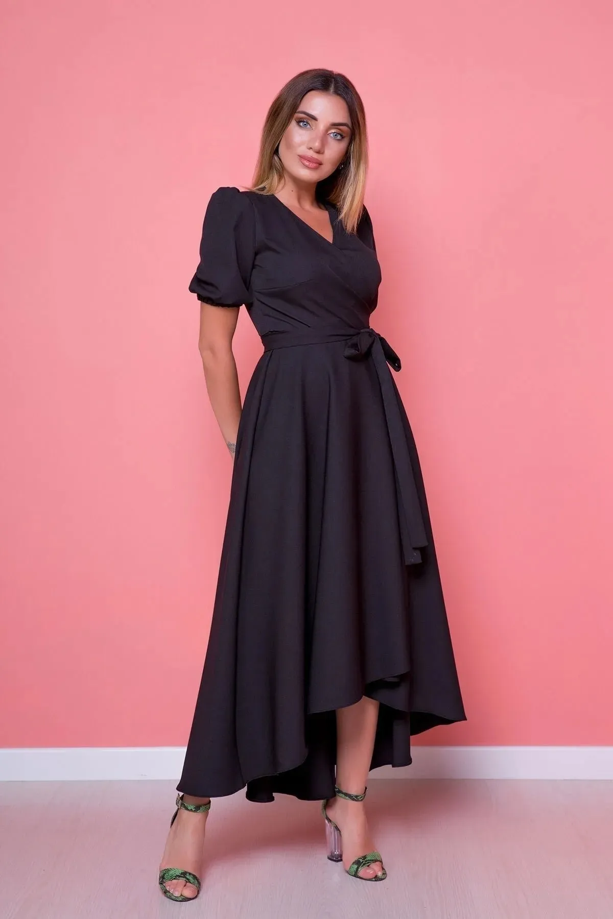 lovebox  Flexibles Damenkleid aus Atlas-Stoff mit Gürtel, asymmetrischem Schnitt, Midi-Länge, zweireihiger Kragen, schwarz, ausgestelltes Kleid 410