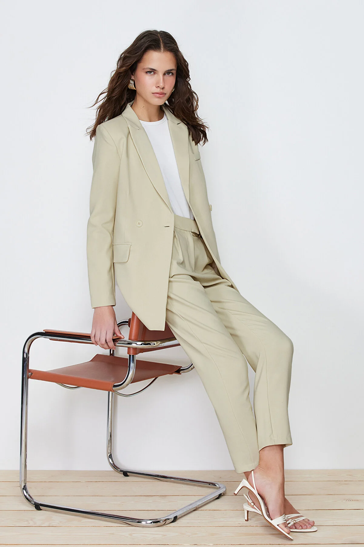 Trendyol Modest  Khakifarbenes Set aus Blazer und Hose – gewebt TCTAW23US00132