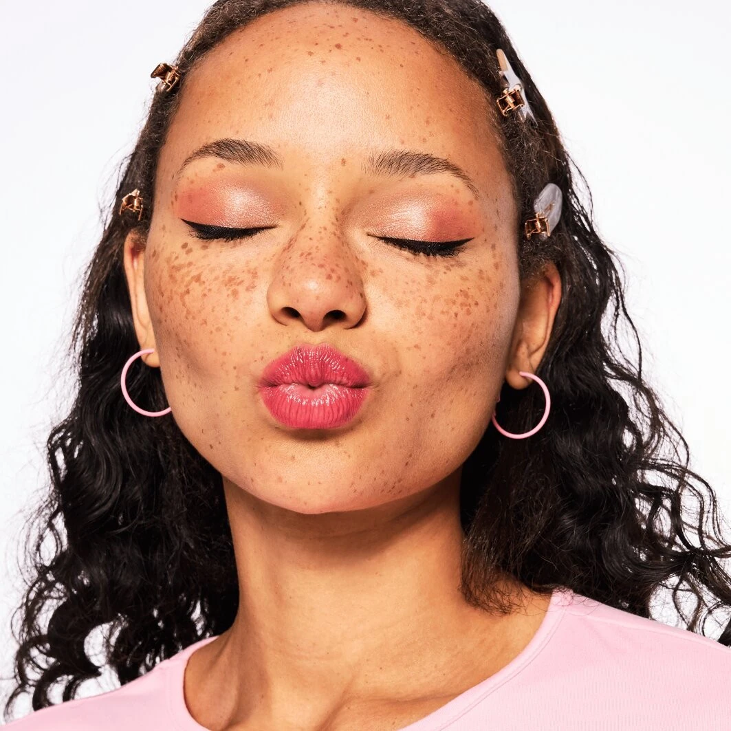 Sijajni lak Essence Juicy bomb
