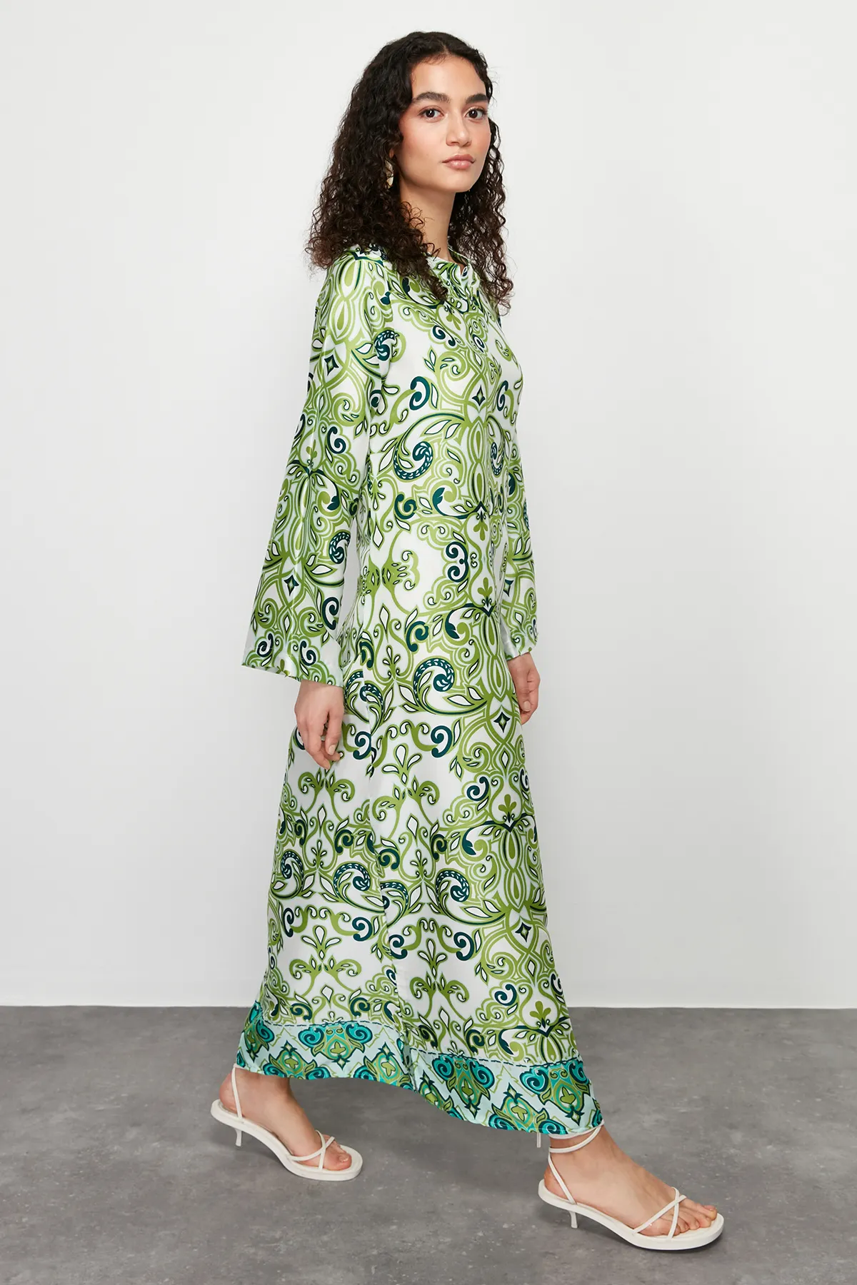 Trendyol Modest  Grünes Abendkleid mit Ethnomuster und Satinoberfläche TCTSS23DB00028
