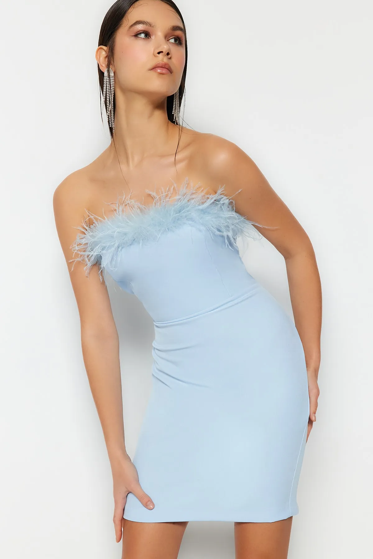 Trendyol Collection  Hellblaues, figurbetontes, gefüttertes, gewebtes Otriches-Abendkleid TPRSS23EL00547