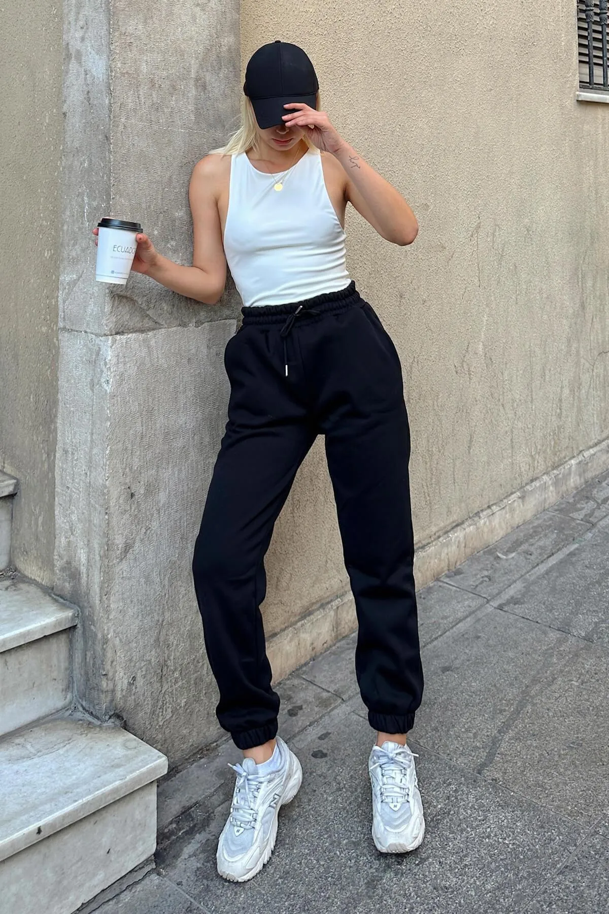 Swist  Schwarze Damen-Jogginghose mit hohem Bund und elastischem Bund innen