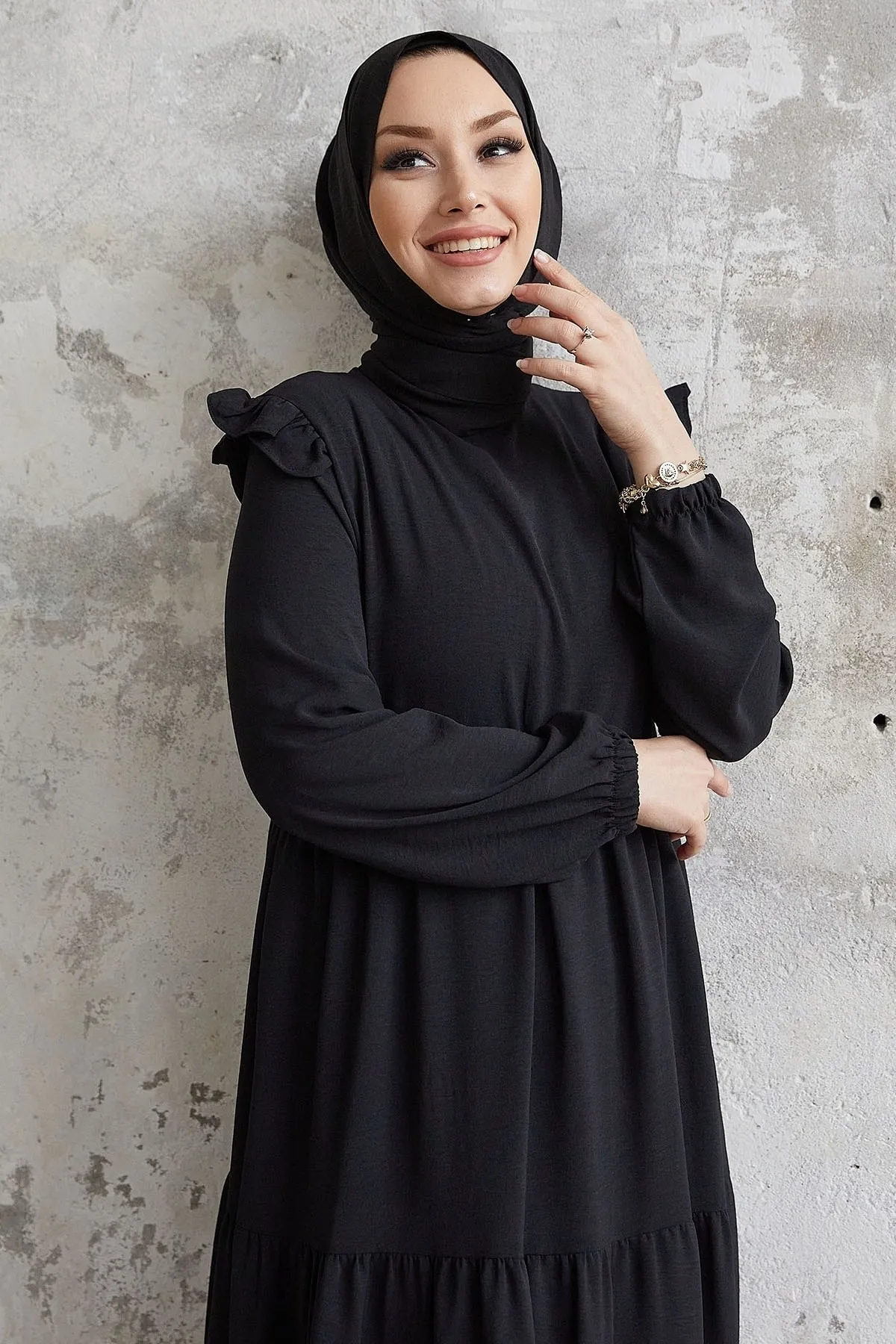 InStyle  Neya Freizeitkleid mit Rüschenschultern – Schwarz