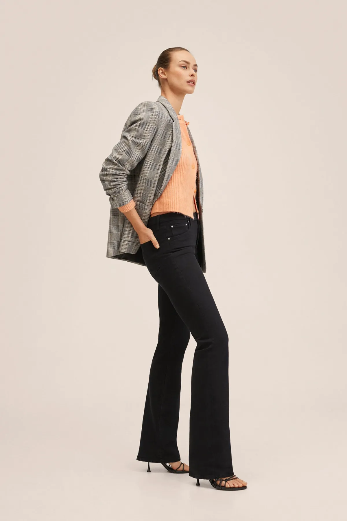 MANGO  Damenjeans aus schwarzem Denim 27003278