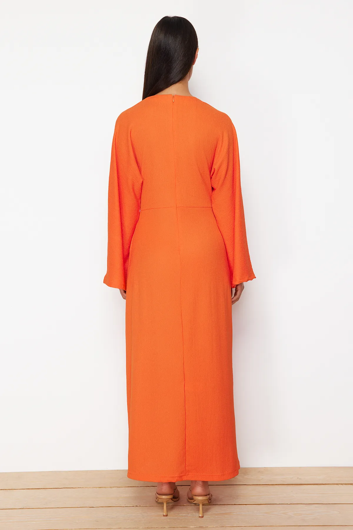 Trendyol Modest  Orangefarbenes Strickkleid mit spanischen Ärmeln TCTSS23EB00210
