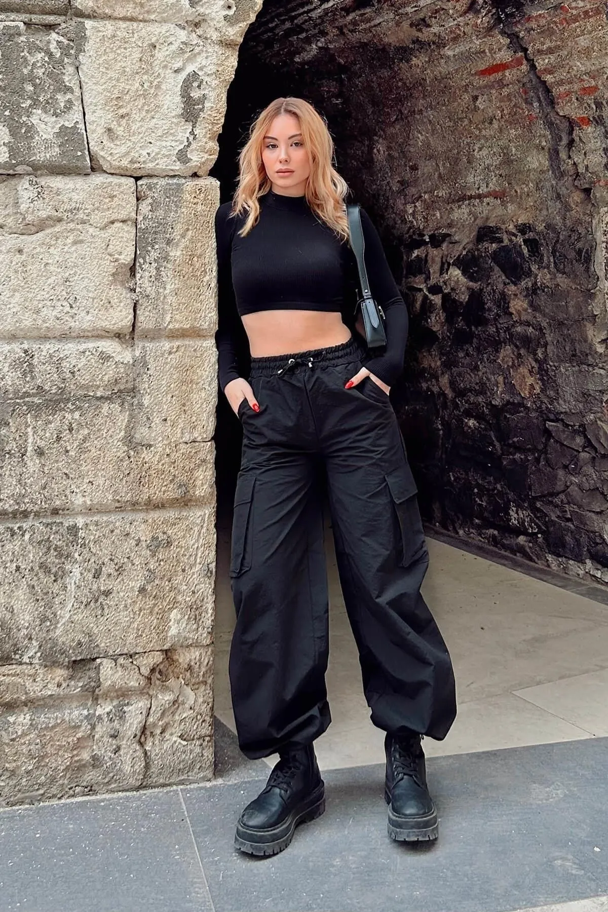 Swist  Damen-Fallschirmhose mit schwarzem Ballon-Cargotaschen-Detail