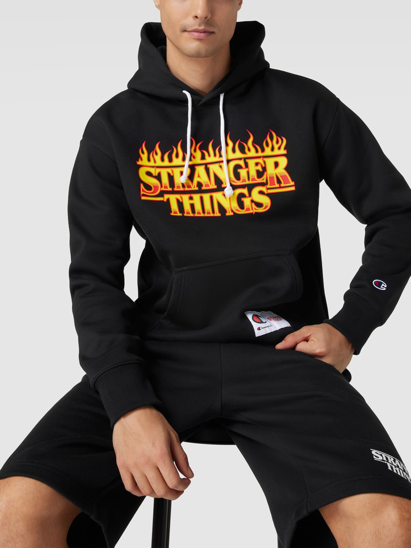 Hoodie mit Logo-Stitching - Champion x Stranger Things in metallic schwarz