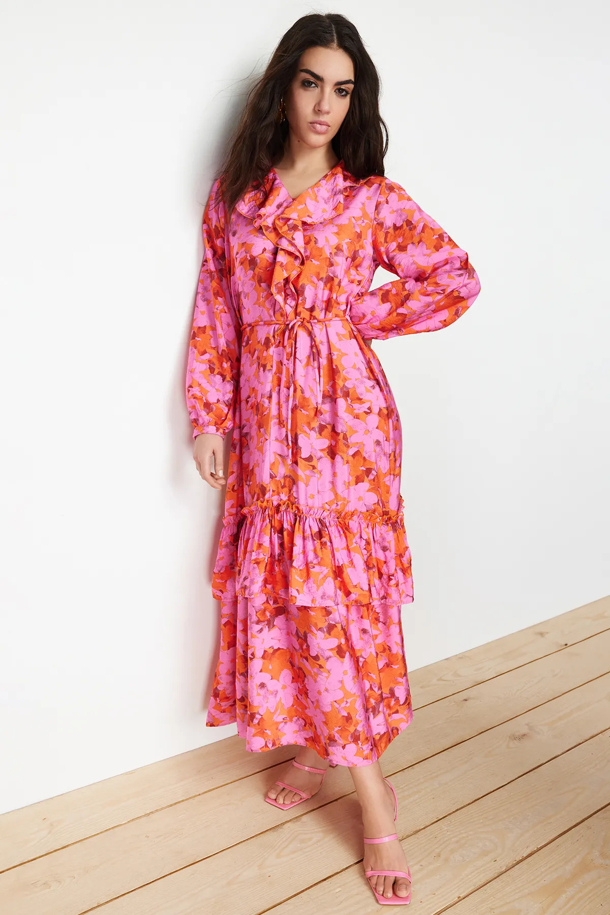 Trendyol Modest  Rosafarbenes, gewebtes Kleid mit Kragen und Rüschen TCTSS24EB00079
