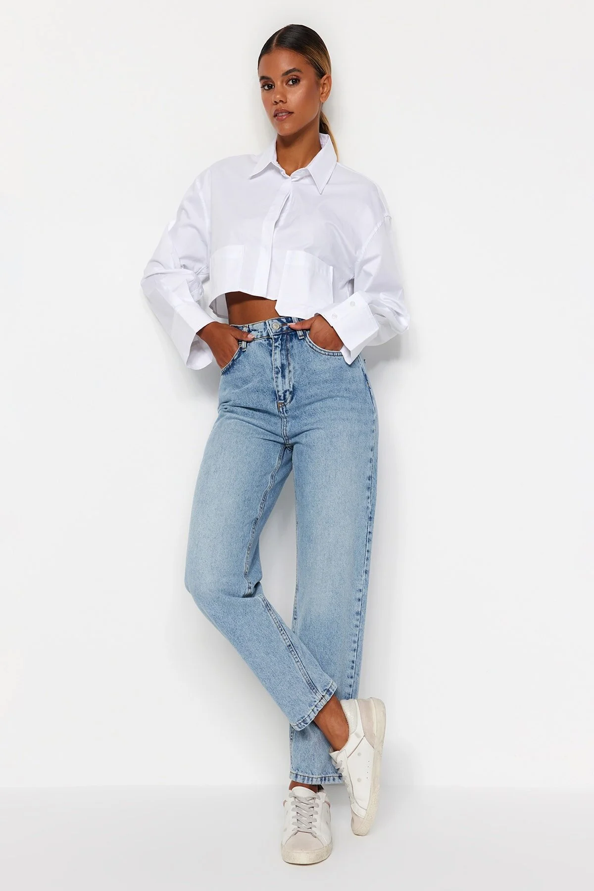 Trendyol Collection  Hellblaue Mom-Jeans mit hoher Taille TWOAW24JE00076