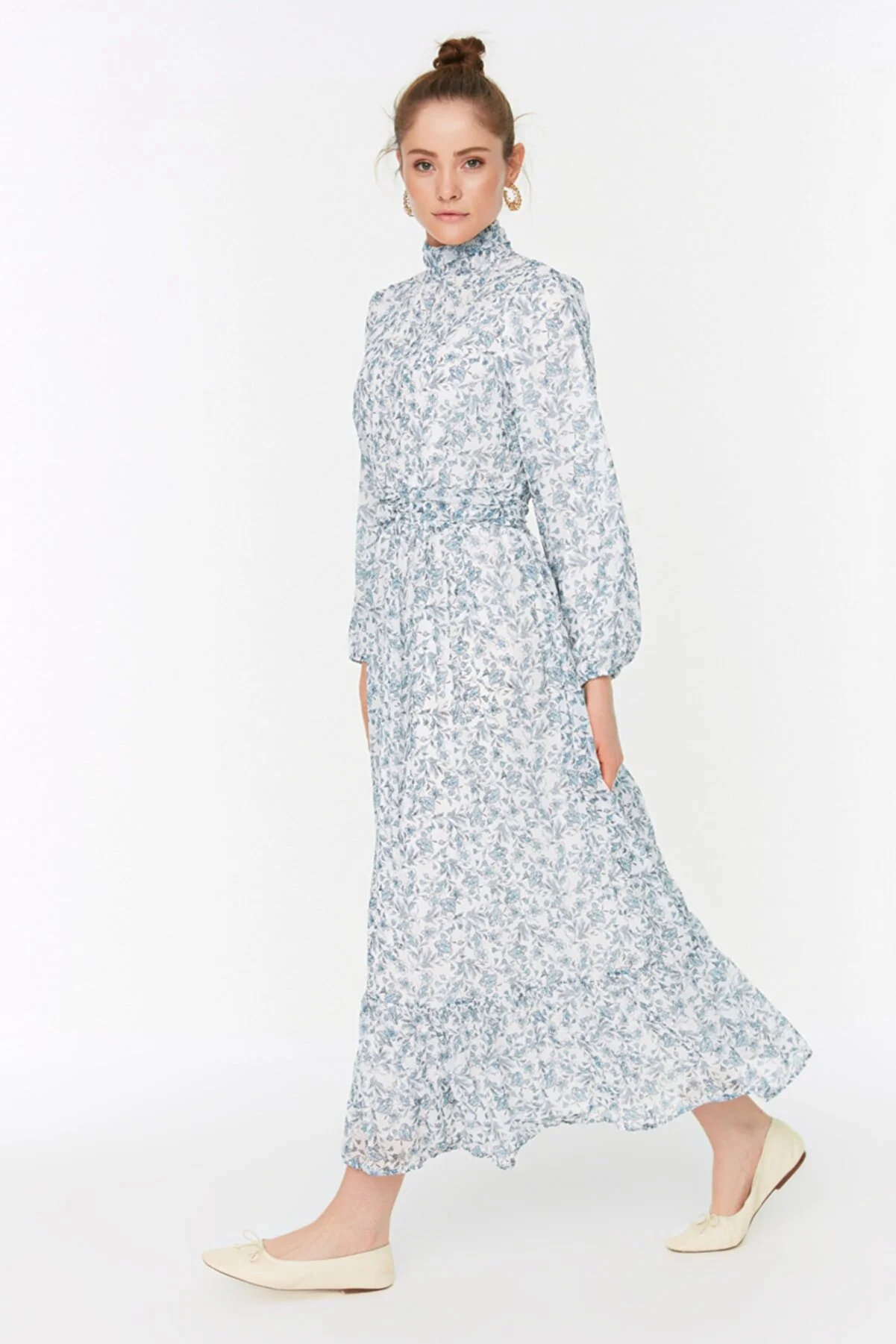 Trendyol Modest  Blaues Blumenkleid mit hohem Kragen und detailliertem, gefüttertem Chiffongewebe TCTSS22EB0032