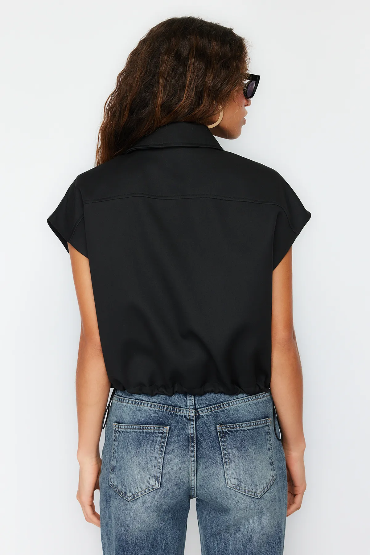 Trendyol Collection  Schwarze Weste mit übergroßem Taschendetail TWOSS24YE00037