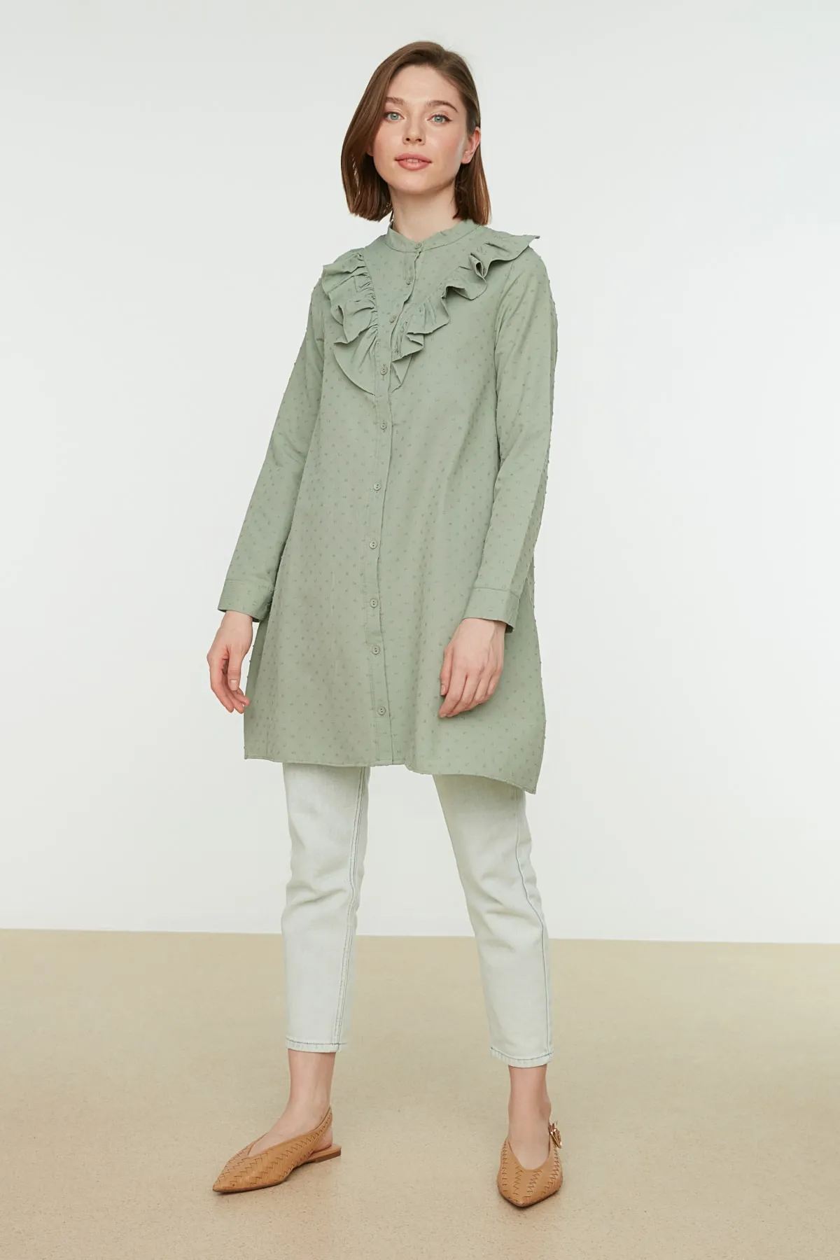 Trendyol Modest  Grünes, gewebtes Baumwollhemd mit Rüschenkragen, Pompon-Details und TCTSS21TN0133
