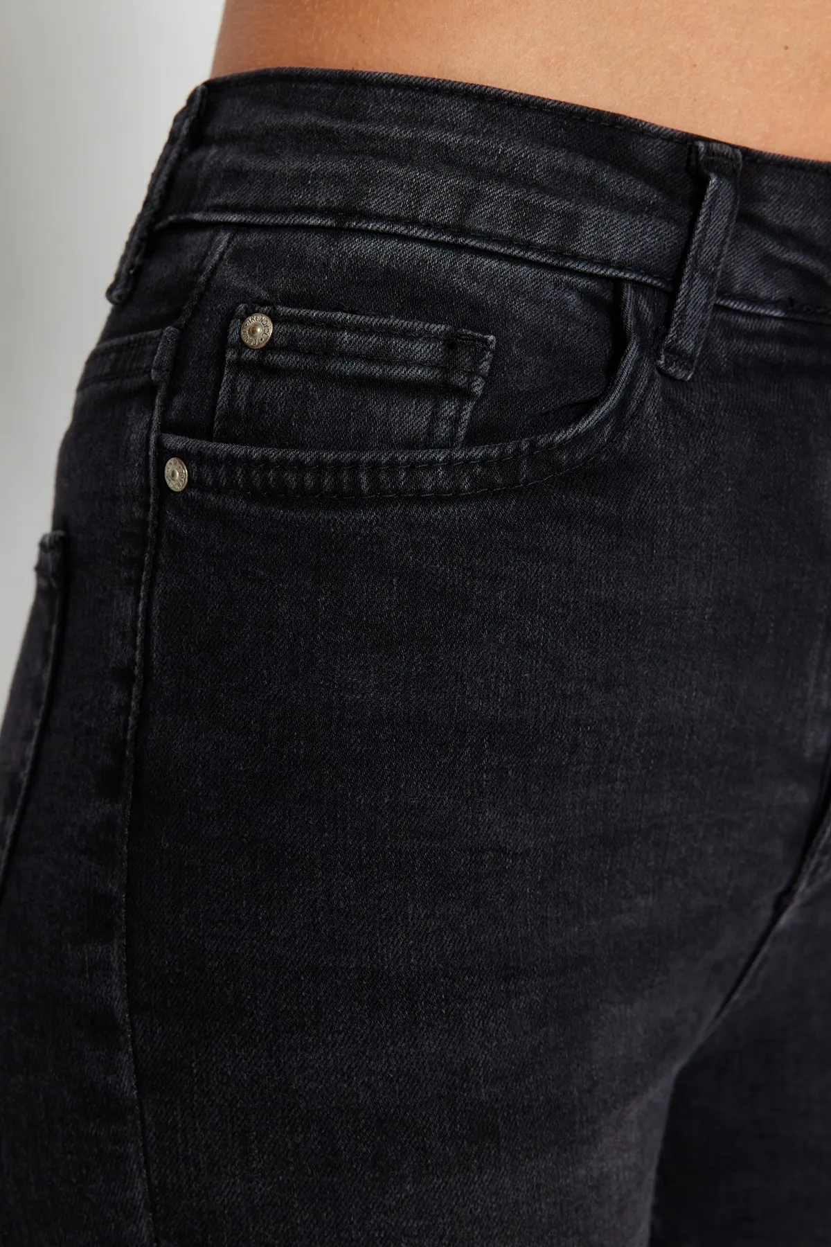 Trendyol Collection  Schwarze Skinny Jeans mit normaler Taille TWOAW24JE00172