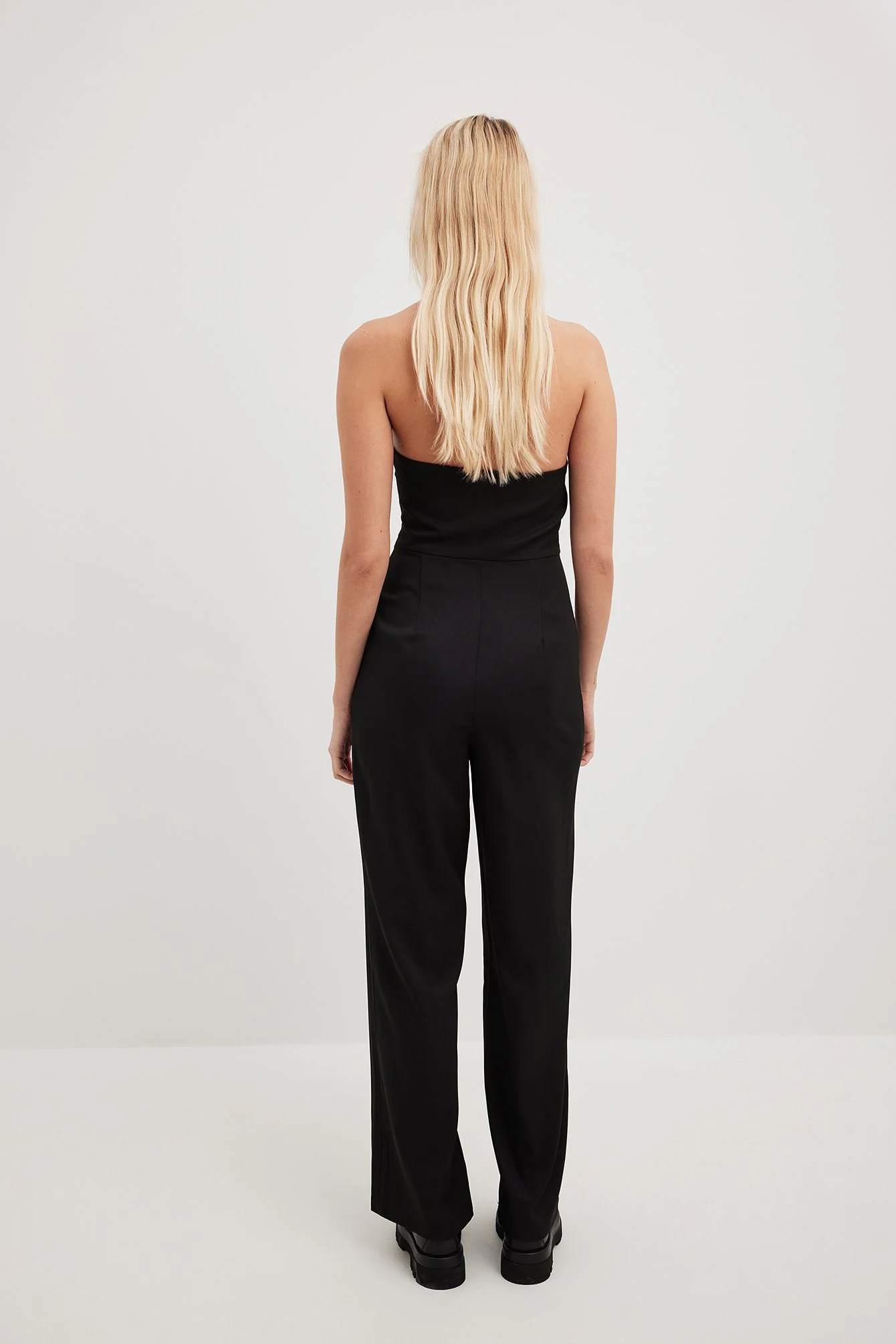 Jumpsuit mit tiefem Ausschnitt