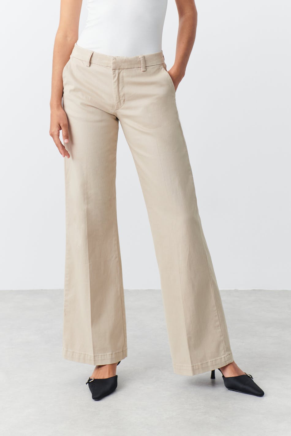 Low waist chinos trousers