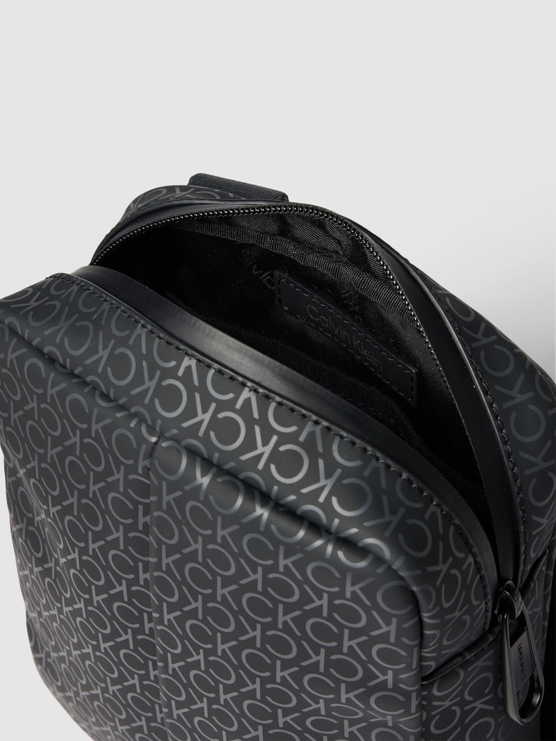 Umhängetasche mit Allover-Label-Details in schwarz