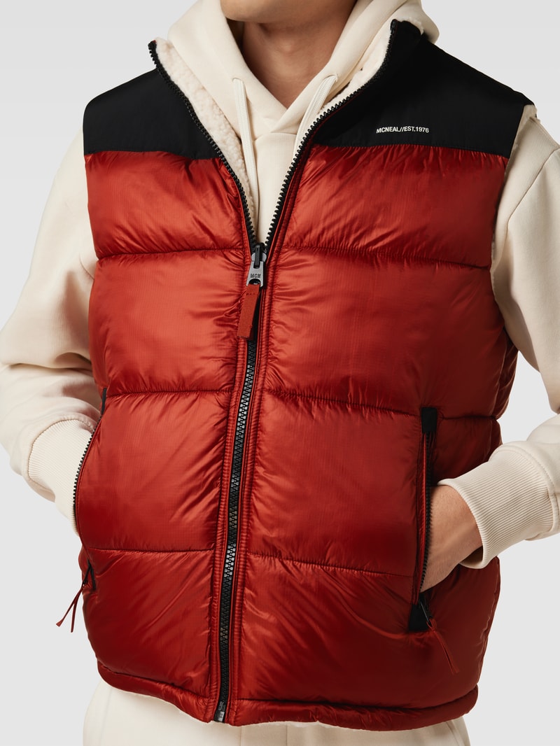 Wendeweste mit Label-Print in rostrot