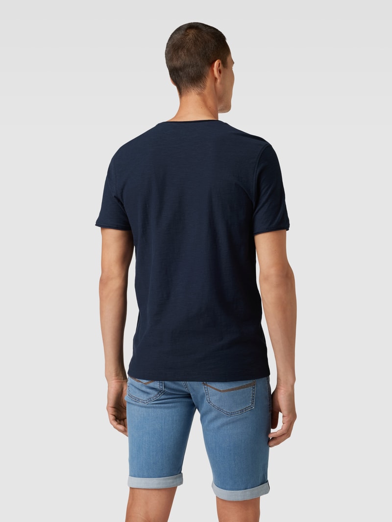 Regular Fit T-Shirt aus Baumwolle mit V-Ausschnitt in dunkelblau