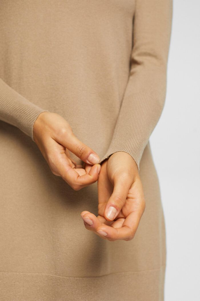Ausgestelltes Strickkleid