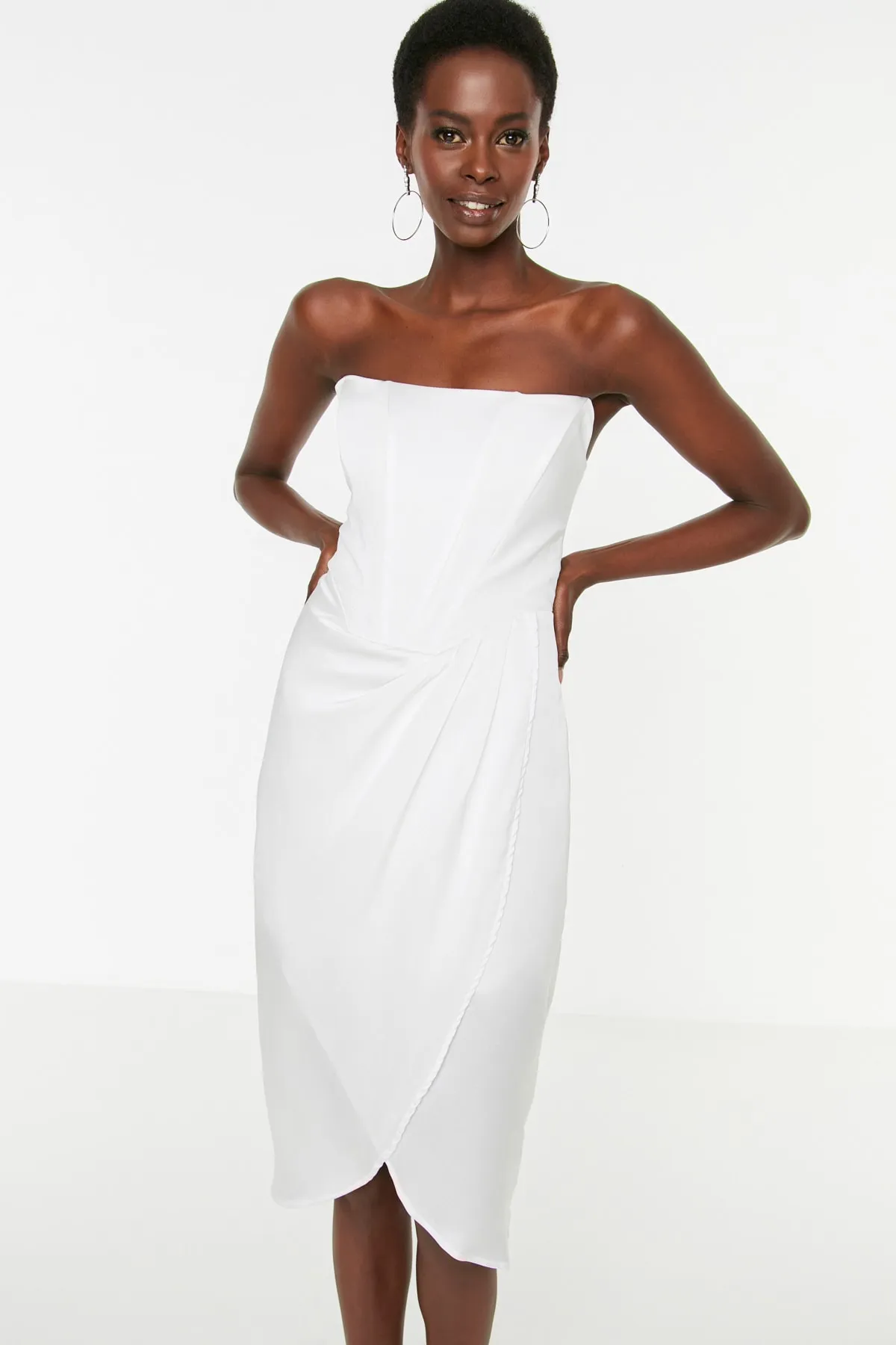 Trendyol Collection  Ecrufarbenes Abendkleid aus Satin mit Bügeln TPRSS22EL2021