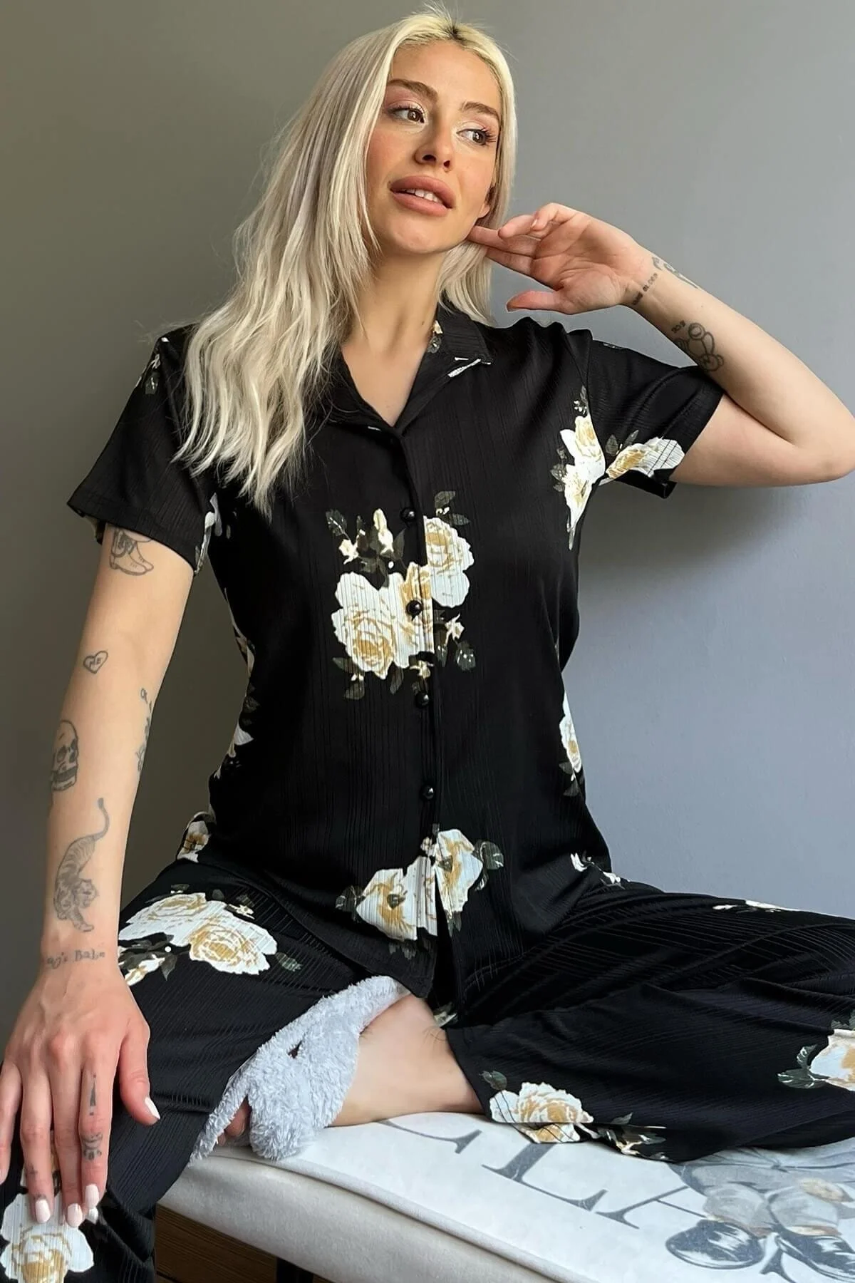 Pijamaevi  Kurzarm-Damenpyjama-Set mit Blumenmuster und gestrickter Vorderseite und Knöpfen